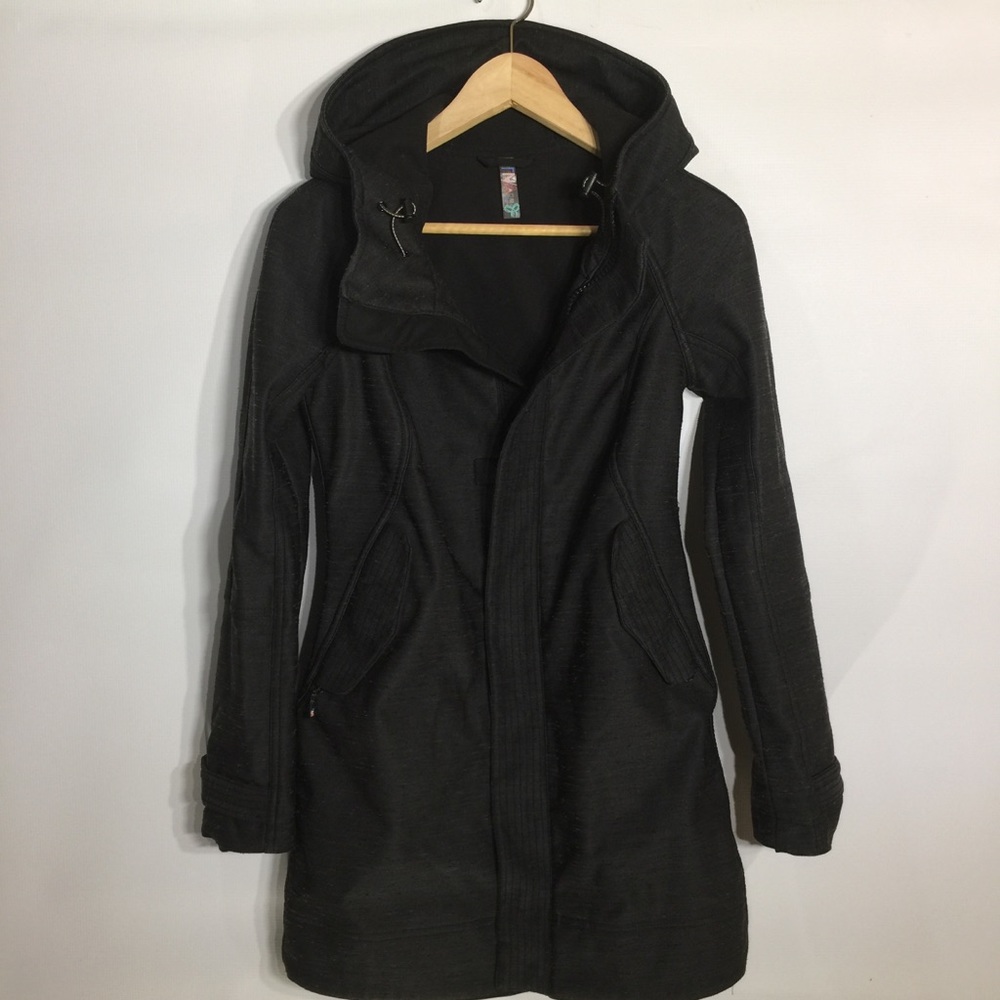 Aritzia TNA fitted hooded jacket